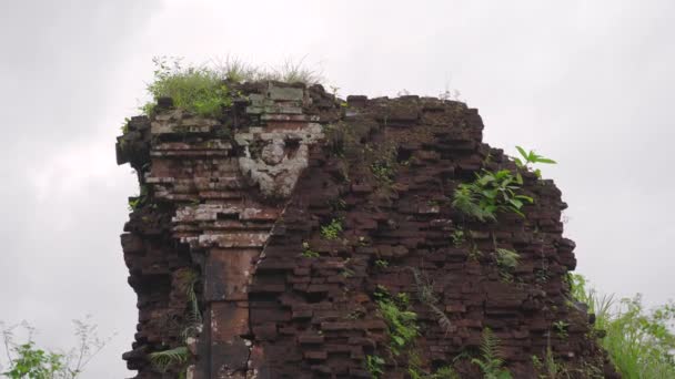 Handheld shot van ruïnes in het My Son Sanctuary, overblijfselen van een oude Cham beschaving in Vietnam. Toeristische bestemming in de stad Danang. Reis naar Vietnam concept — Stockvideo