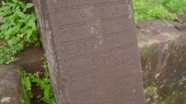 Oğlum Sığınağı 'ndaki harabelerin el kamerası görüntüleri. Vietnam' daki antik bir Cham medeniyetinin kalıntıları. Tapınağın içindeki bir taşa antik yazıtlar. Danang şehrinde bir turizm merkezi. Seyahat