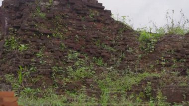 Oğlum Sığınağı 'ndaki harabelerin el kamerası görüntüleri. Vietnam' daki antik bir Cham medeniyetinin kalıntıları. Danang şehrinde bir turizm merkezi. Vietnam 'a seyahat