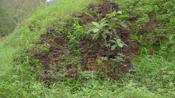 Toma de mano de ruinas en el Santuario de Mi Hijo, restos de una antigua civilización Cham en Vietnam. Destino turístico en la ciudad de Danang. Viajar a Vietnam concepto — Vídeos de Stock