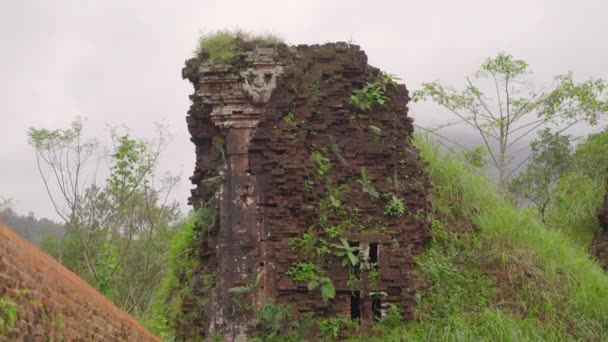 Toma de mano de ruinas en el Santuario de Mi Hijo, restos de una antigua civilización Cham en Vietnam. Destino turístico en la ciudad de Danang. Viajar a Vietnam concepto — Vídeos de Stock