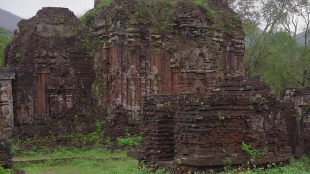 Toma de mano de ruinas en el Santuario de Mi Hijo, restos de una antigua civilización Cham en Vietnam. Destino turístico en la ciudad de Danang. Viajar a Vietnam concepto — Vídeos de Stock