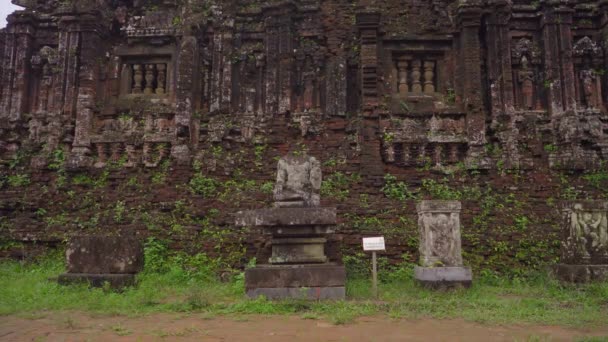 Un joven turista está caminando a través de ruinas en el Santuario de Mi Hijo, restos de una antigua civilización Cham en Vietnam.Destino turístico en la ciudad de Danang. Viajar a Vietnam concepto — Vídeos de Stock