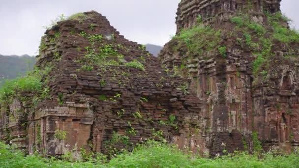 Handheld shot of ruins in the My Son Sanctuary, remains of an ancient Cham civilization in Vietnam. Tourist destination in the city of Danang. Travel to Vietnam concept — Stock Video