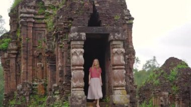 Genç bir kadın turist, Vietnam 'daki antik bir Cham medeniyetinin kalıntıları olan Oğlum Sığınağı' ndaki harabelerde yürüyor. Danang şehrindeki turizm beldesi. Vietnam 'a seyahat