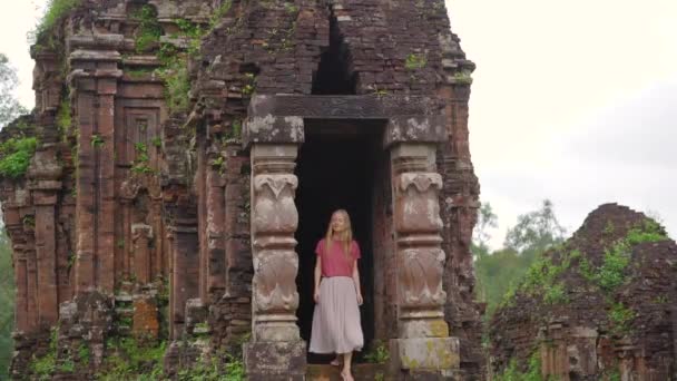 Mladá žena turista prochází troskami v My Son Asylu, pozůstatky starověké šamské civilizace ve Vietnamu.Turistická destinace ve městě Danang. Cestování do Vietnamu — Stock video