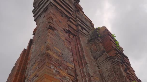 Lovitură manuală de ruine în sanctuarul Fiului Meu, rămășițe ale unei civilizații antice Cham din Vietnam. Destinație turistică în orașul Danang. Călătorie în Vietnam concept — Videoclip de stoc