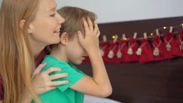 Mor visar en adventskalender som hon gjorde till sin son — Stockvideo