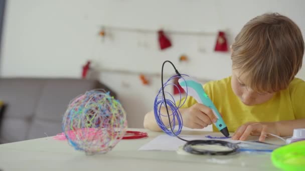 Close Up shot van een kleine jongen die gebruik maakt van een 3d pen — Stockvideo