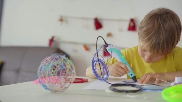 Gros plan d'un petit garçon qui utilise un stylo 3d — Video