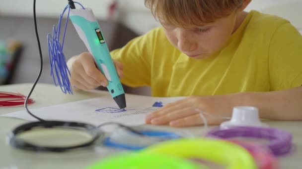 Close Up ujęcie małego chłopca, który używa długopisu 3D — Wideo stockowe