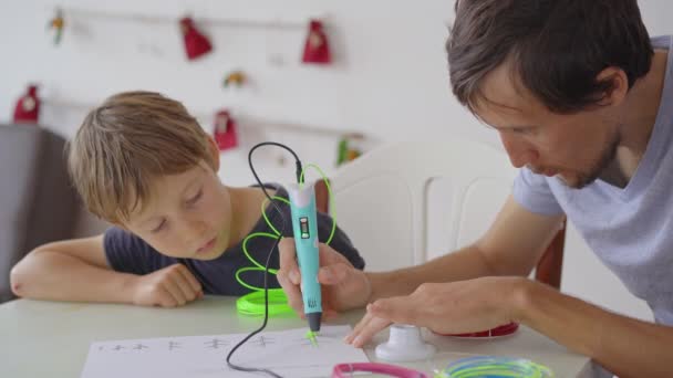 父亲教他儿子如何使用3D笔 — 图库视频影像