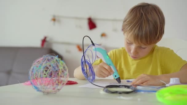 Close Up shot van een kleine jongen die gebruik maakt van een 3d pen — Stockvideo