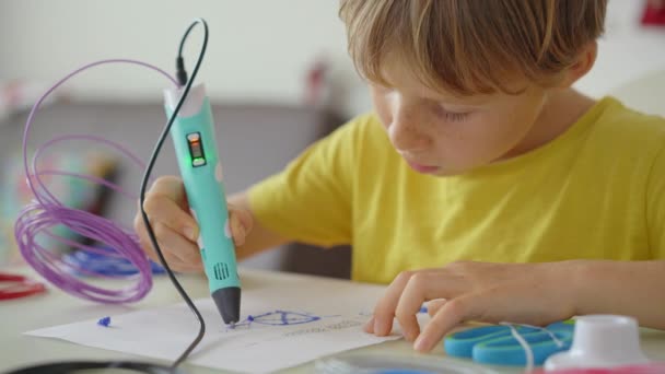 Primer plano de un niño que está utilizando una pluma 3d — Vídeo de stock