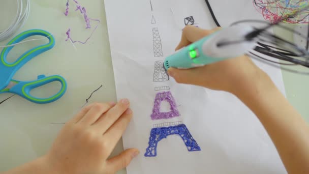 Gros plan d'un petit garçon qui utilise un stylo 3d — Video