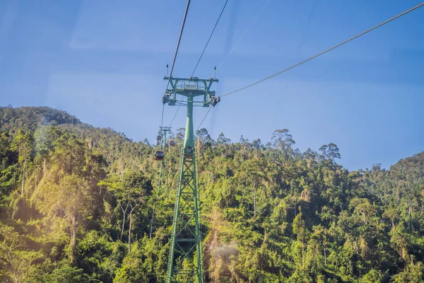 Teleférico a la famosa atracción turística: ciudad europea en la cima de las colinas de Ba Na, Vietnam — Foto de Stock