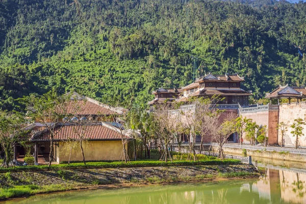 Famosa atracción turística: ciudad europea en la cima de las colinas de Ba Na, Vietnam — Foto de Stock