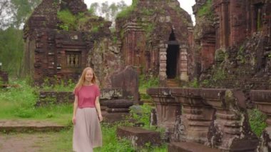 Genç bir kadın turist, Vietnam 'daki antik bir Cham medeniyetinin kalıntıları olan Oğlum Sığınağı' ndaki harabelerde yürüyor. Danang şehrindeki turizm beldesi. Vietnam 'a seyahat
