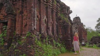 Genç bir kadın turist, Vietnam 'daki antik bir Cham medeniyetinin kalıntıları olan Oğlum Sığınağı' ndaki harabelerde yürüyor. Danang şehrindeki turizm beldesi. Vietnam 'a seyahat