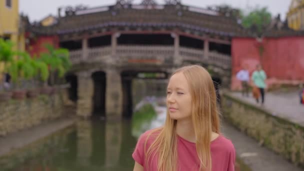 Uma jovem turista visita uma antiga cidade de Hoi An na parte central do Vietnã. Viajar para Vietnã conceito — Vídeo de Stock