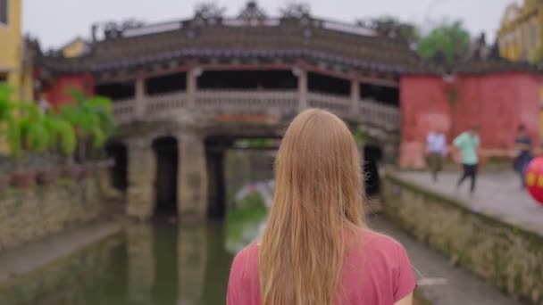 Uma jovem turista visita uma antiga cidade de Hoi An na parte central do Vietnã. Viajar para Vietnã conceito — Vídeo de Stock