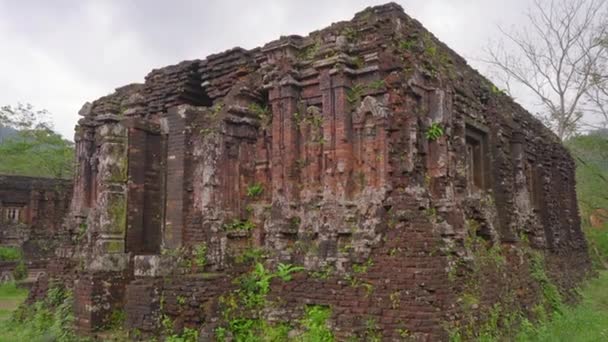 Toma de mano de ruinas en el Santuario de Mi Hijo, restos de una antigua civilización Cham en Vietnam. Destino turístico en la ciudad de Danang. Viajar a Vietnam concepto — Vídeo de stock