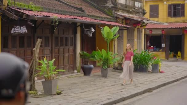 Genç bir kadın turist, Vietnam 'ın orta kesimindeki Hoi An antik bir kasabayı ziyaret ediyor. Vietnam 'a seyahat — Stok video