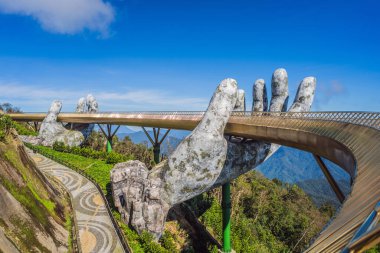 Ünlü turist eğlencesi - Ba Na Hills 'in tepesindeki altın köprü, Vietnam
