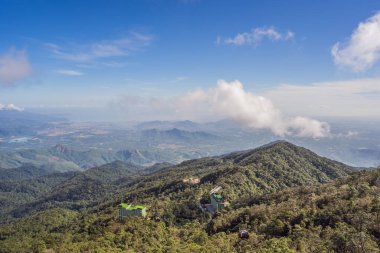 Ba Na Hills, Vietnam 'ın tepesindeki Avrupa şehrinin ünlü turistik cazibesine giden teleferik.