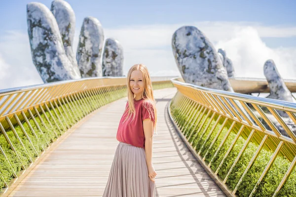 Young woman tourist at Famous tourist attraction - Golden bridge at the top of the Ba Na Hills, Vietnam — Stock Photo, Image