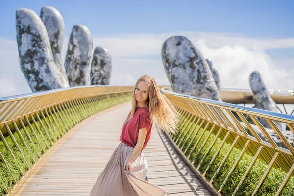 Jovem turista na famosa atração turística - Ponte dourada no topo do Ba Na Hills, Vietnã — Fotografia de Stock