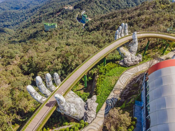 Atraksi wisata terkenal - Jembatan emas di puncak Bukit Ba Na, Vietnam — Stok Foto