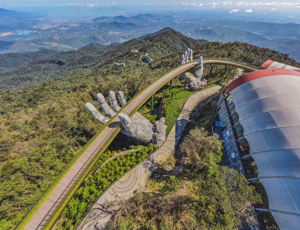 Atração turística famosa - Ponte dourada no topo das Colinas Ba Na, Vietnã — Fotografia de Stock