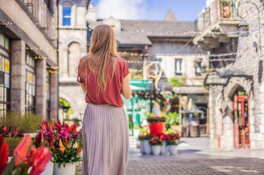 Genç kadın turist COVID-19 Coronavirus 'un sona ermesinden sonra bir Avrupa şehrinde sokakta yürüyor. Karantina sona erdi.
