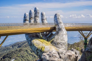 Ünlü turist eğlencesi - Ba Na Hills 'in tepesindeki altın köprü, Vietnam