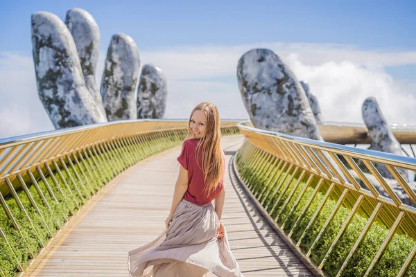 Joven turista en Famosa atracción turística - Puente de oro en la cima de las colinas de Ba Na, Vietnam — Foto de Stock