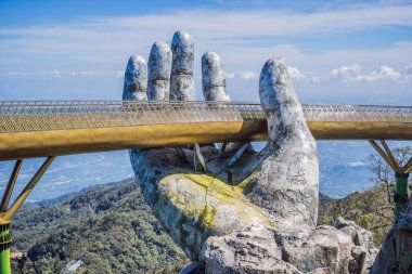 Ünlü turist eğlencesi - Ba Na Hills 'in tepesindeki altın köprü, Vietnam