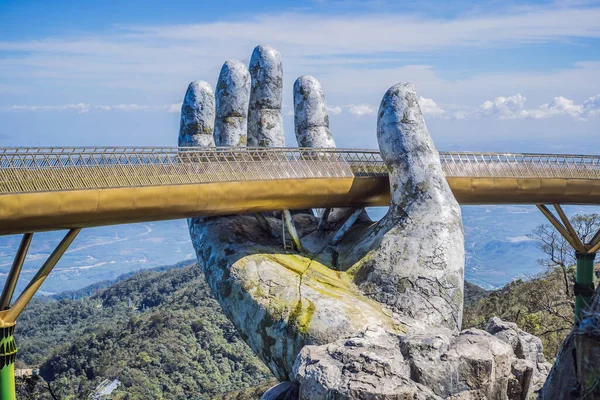 Atração turística famosa - Ponte dourada no topo das Colinas Ba Na, Vietnã — Fotografia de Stock