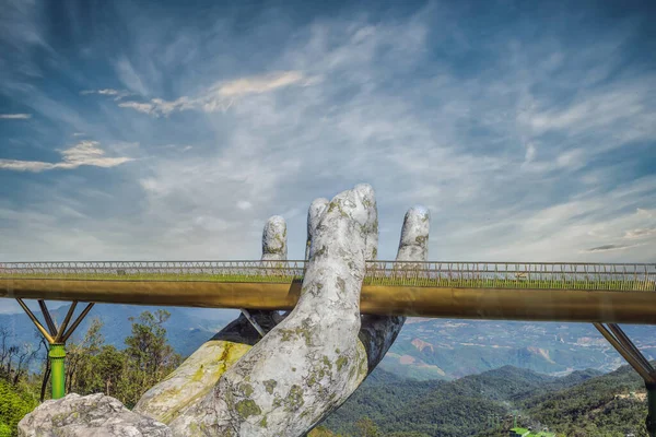 Atraksi wisata terkenal - Jembatan emas di puncak Bukit Ba Na, Vietnam — Stok Foto