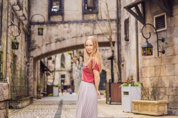 Young woman tourist walks down the street in a European city after the end of COVID-19 coronavirus. quarantine is over — Stock Photo, Image