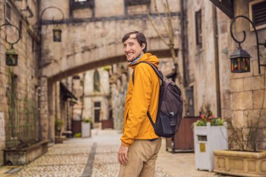 Genç turist COVID-19 Coronavirus 'un sona ermesinden sonra bir Avrupa şehrinde sokakta yürüyor. Karantina sona erdi.