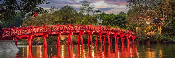 BANNER, LONG FORMAT Ανόι Κόκκινη Γέφυρα το βράδυ. Η ξύλινη κόκκινη γέφυρα πάνω από τη λίμνη Hoan Kiem συνδέει την ακτή και το νησί Jade στην οποία βρίσκεται ο Ναός Ngoc Son — Φωτογραφία Αρχείου