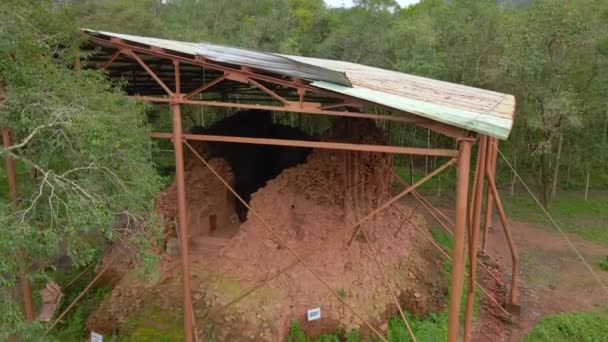 Vista aérea de ruinas en el Santuario de Mi Hijo, restos de una antigua civilización Cham en Vietnam. Destino turístico en la ciudad de Danang. Viajar a Vietnam concepto — Vídeos de Stock