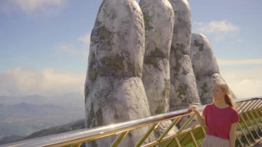 Genç bir kadın gezgin Danang şehrindeki Ba Na Hills 'deki Altın Köprü' yü ziyaret ediyor. Vietnam 'a seyahat