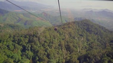 Danang 'daki Ba Na Hills tatil köyüne giden teleferiğin görüntüsü. Vietnam 'a seyahat