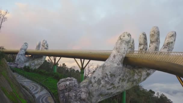 ダナン市のBa Naヒルズの黄金の橋。ベトナムの概念への旅行 — ストック動画