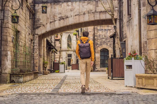 Ung man turist går ner på gatan i en europeisk stad efter slutet av COVID-19 coronavirus. Karantänen är över. — Stockfoto