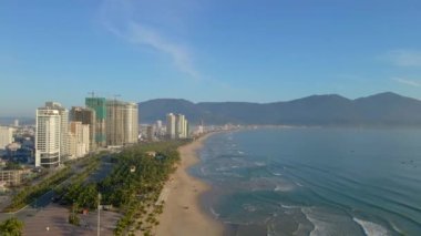 Vietnam 'ın ortasındaki Danang şehrinin kıyı kesiminin havadan yavaş çekimi. Vietnam 'ın merkezine seyahat
