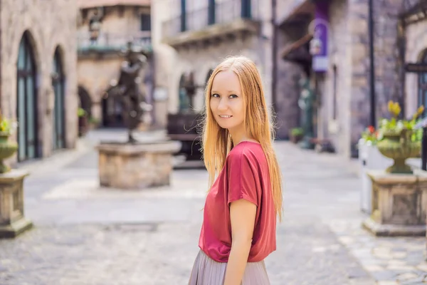 Une jeune touriste descend la rue dans une ville européenne après la fin du coronavirus COVID-19. la quarantaine est terminée — Photo