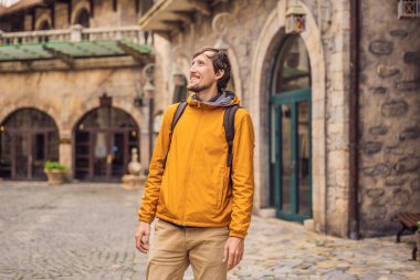 Genç turist COVID-19 Coronavirus 'un sona ermesinden sonra bir Avrupa şehrinde sokakta yürüyor. Karantina sona erdi.